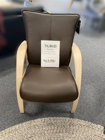 Delta Adventure lænestol med lav ryg,  hvidolieret eg og brunt Anilux-læder.